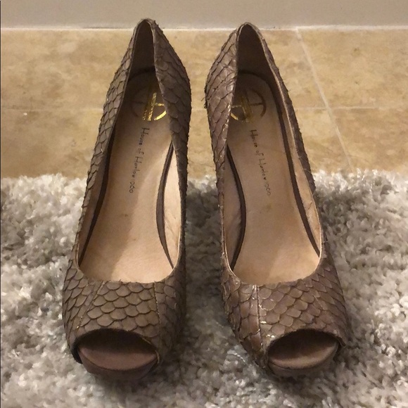 House of Harlow pearl scalloped peep toed heels - Picture 2 of 6